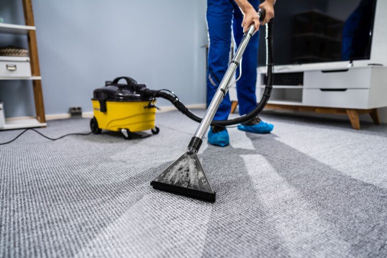 Mit professionellen Reinigungsmitteln reinigen wir Ihren Teppichboden schonend und gründlich. Eine gründliche und schonende Teppichreinigung sichert ein gepflegtes Aussehen Ihres Bodens. Ebenso verlängert sich die Lebensdauer Ihrer Teppiche durch eine maßgeschneiderte Pflegebehandlung deutlich.